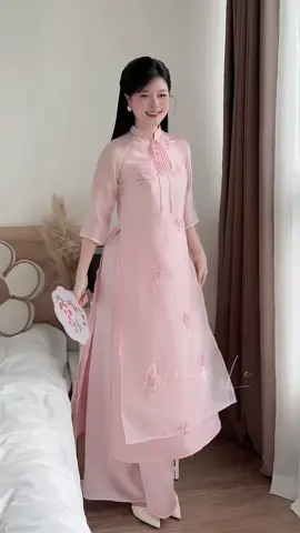 Nàng xuân dịu dàng trong tà áo dài hồng phớt – nhẹ nhàng mà rạng rỡ đón Tết 🌸✨#AodaiTet #Xuan2025 #GuThanhLich #OutfitTet #Vairol 