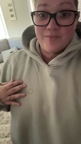 Nothing beats the cozy vibes of an oversized comfort sweatshirt! ☁️💖 Perfect for lounging, travel days, or running errands in style. Soft, comfy, and effortlessly cute — your new go-to for every season! 🩷✨ #CozyStyleGoals #ComfyAndCute#OversizedSweatshirt #CozyOutfit #LoungewearStyle 