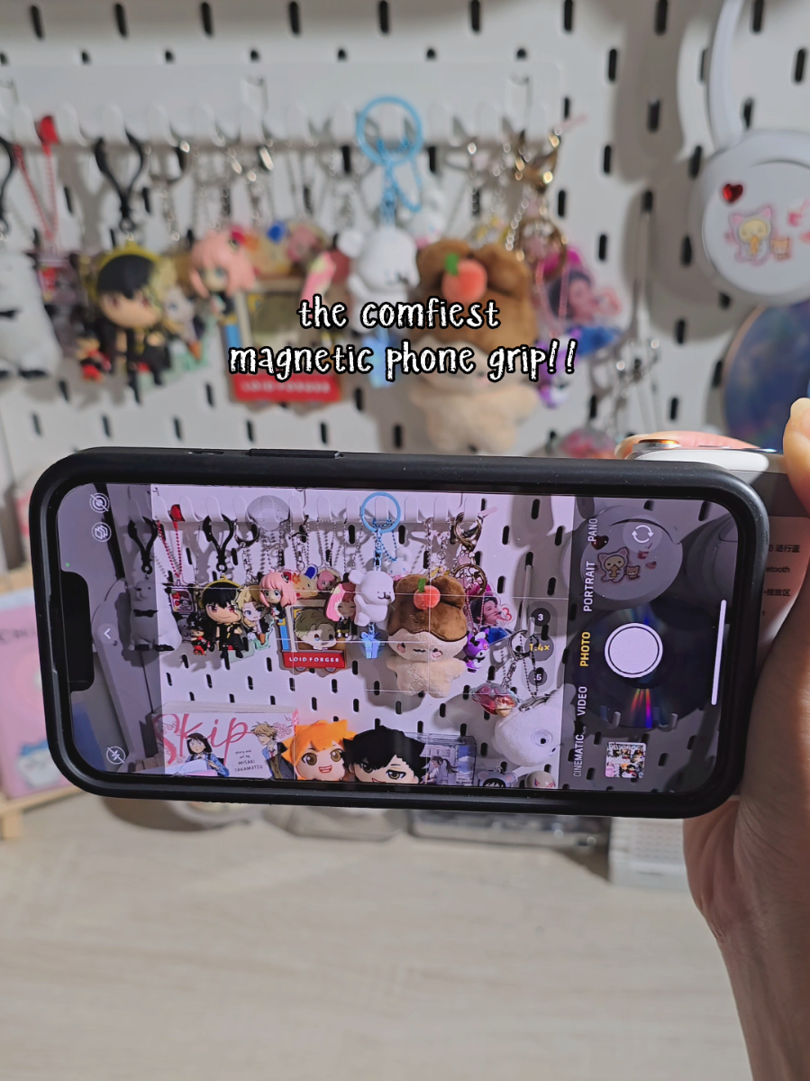 i can now zoom with just one hand!! 😎🩷 #magsafe #phonegrip #magneticphoneholder  #techtok #tiktokshop 