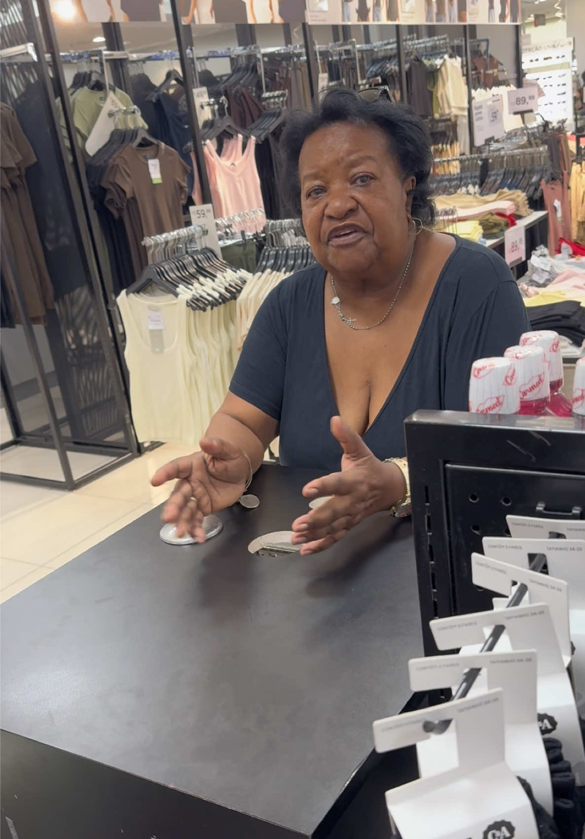 Muitos aniversários e eu durinha! 😭 #TiaJandira #VIRAL #VAIPERTURBAROUTRO #SOFALOVERDADES #FAMILIGRANDEECOMPLICADA 