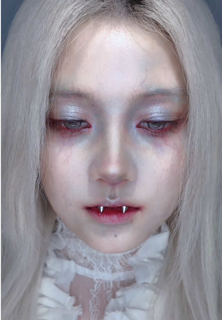 Who is she 🧛🏻‍♀️ #makeup #vampire #halloween 