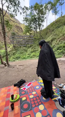 MashaAllah subhanAllah 🤍#hikingadventures #gunungrinjani3762mdpl  seseruu inilah solat di alam. Kurang 1 minit utk siap solat. 