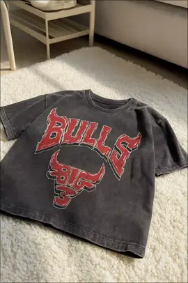 🐂 Bring the heat with this Chicago Bulls vintage tee! Bold graphic print, comfy cotton fabric, at classic streetwear vibe na swak sa everyday OOTD 🔥💯. Perfect para sa mga basketball lovers at fashion enthusiasts 😎✨ #StreetwearPH #VintageTee #BasketballFit #OOTDInspo #BullsStyle