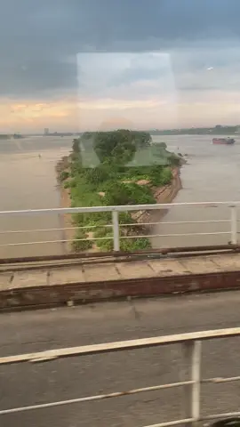 Tàu 🚂 Qua Cầu Long Biên Hà Nội #tauhoaphuongdo  #duongsatvietnam  #caulongbien #xuhuongtiktok  #viralvideo 