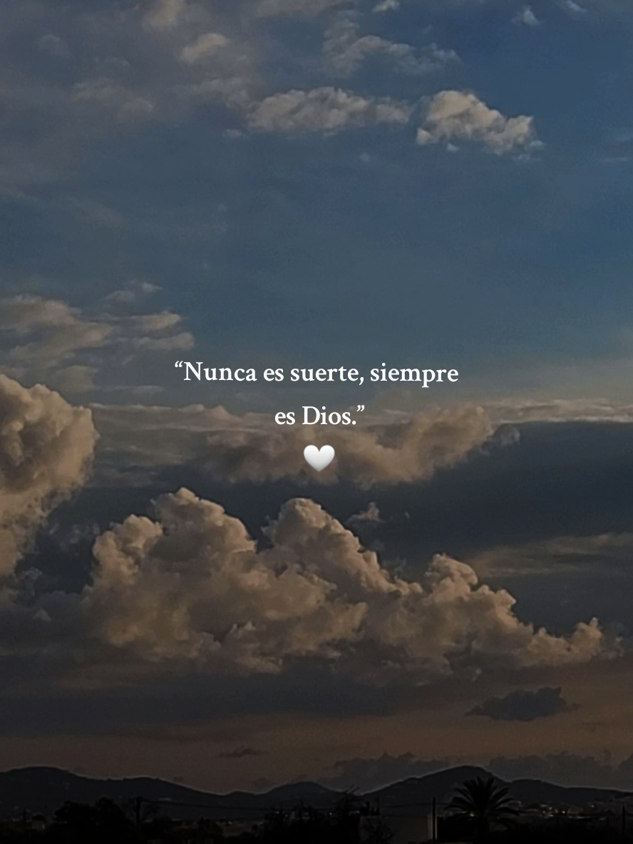 Nunca es suerte, siempre es Dios. 🤍 “Reconócelo en todos tus caminos, y él allanará tus sendas.” — Proverbios 3:6 A veces el mundo llama suerte a lo que en realidad es la mano de Dios obrando en silencio. Cuando todo encaja, cuando algo imposible sucede, o cuando recibes justo lo que necesitabas, no es casualidad: es Dios cuidando de ti, cumpliendo sus promesas en el momento perfecto. Nada ocurre por azar cuando tu vida está en Sus manos. 🌿 Amén ✨️  #Dios #Jesús #Espiritusanto #Diosesamorjdgs #cristianosentiktok 