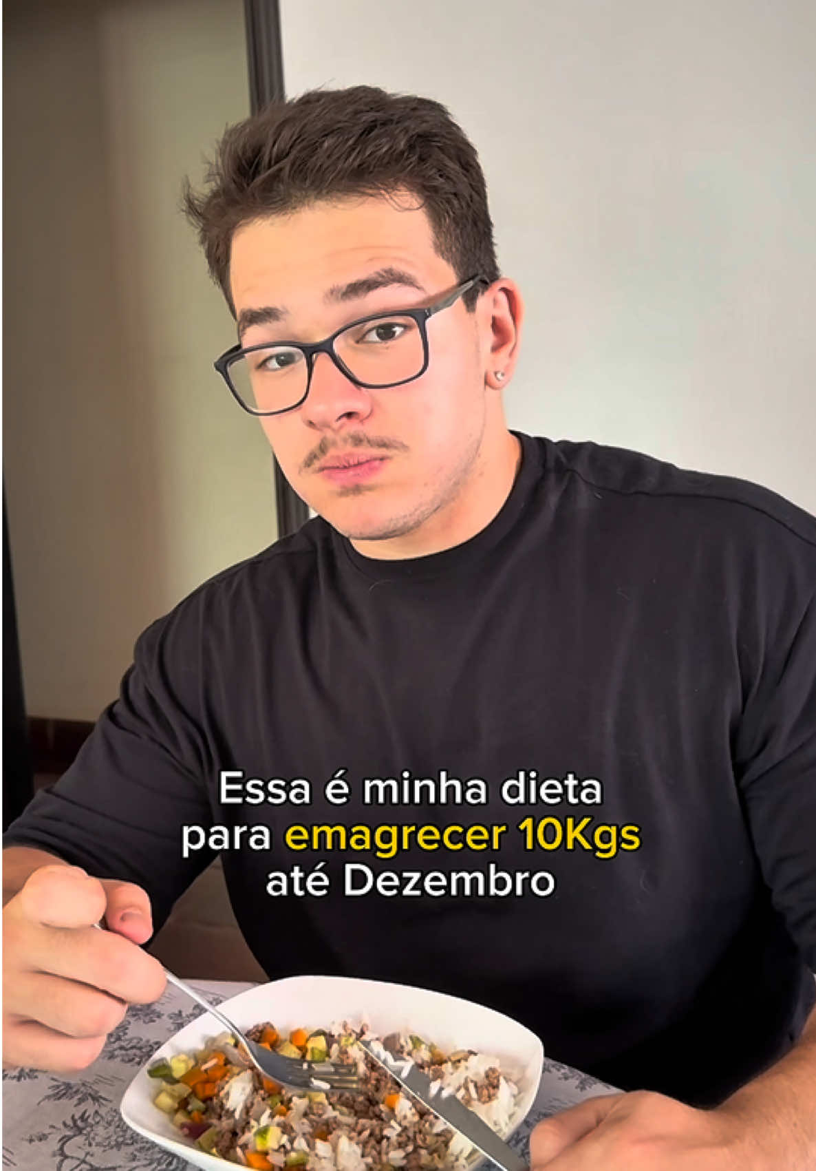 CONFIRA MINHA DIETA COMPLETA AQUI 👇🏼🔥 🍳 Refeição 1 (630 kcal) 2 pães franceses 30g mussarela 120g frango 100g mamão 🍛 Refeição 2 (563 kcal) 180g arroz 100g vegetais 140g patinho 🥣 Refeição 3 (400 kcal) 20g aveia 1 iogurte desnatado 80g uva 50g whey 🍽️ Refeição 4 (434 kcal) 100g arroz 100g vegetais 170g frango Total ≈ 2000 kcal/dia ✅ Quando sigo 100% durante a semana, no fim de semana rola 1 refeição livre merecida. Sinto fome com ela? Sim! Ainda mais por ser grande e estar treinando 2x no dia, mas é isso… Agora é foco total pra secar esses 10kg até dezembro 🔥