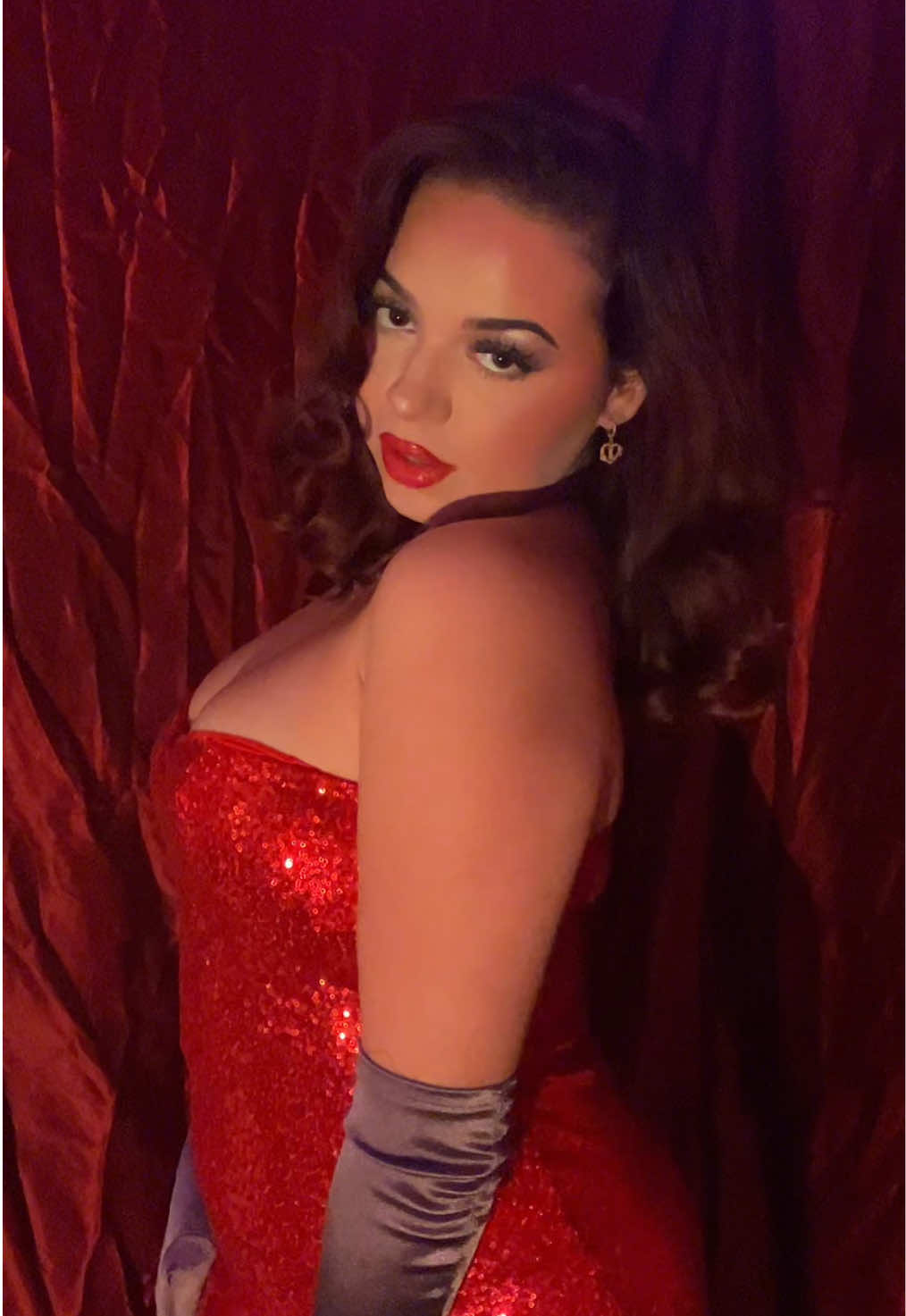 “i’m not bad, i’m just drawn that way.” 💋🐰#jessicarabbitcosplay #jessicarabbitmakeup #costumeinspo #halloweencostumes #oldhollywoodglam 