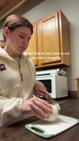 im learning… #fyp #howtocutanonion #xzybca #dinner #cooking 