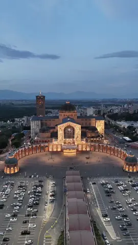 ✨ Um dos lugares mais emocionantes do Brasil! A Basílica de Nossa Senhora Aparecida é o maior santuário mariano do mundo, repleta de fé, história e energia que toca o coração. 🙏💙 Visitar esse lugar é sentir a presença divina em cada detalhe! 🌹 #NossaSenhoraAparecida #BasílicaAparecida #Fé #Devoção #SantuárioNacional           