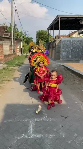 bocil bocil ku gak mau ketinggalan. Alhamdulillah gak ada yg rewel. Sheila mahkota dan aksesoris pundaknya ga mau dipakek lagi gegara abiz jatuh.  si kakak soraya pinter sampe selesai.  #karnavaljombang #bocilkarnaval  #maskotkarnaval 