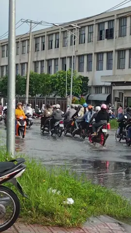 ngày đầu đi làm mà nước ngập quá chừng.... 🌧🌧🌧