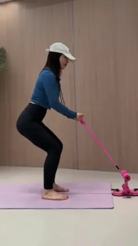 Transforme seu treino com o Suporte para Abdominais com Ventosa, o aliado perfeito para fortalecer o abdômen, glúteos e pernas sem precisar de academia! Compacto, seguro e ajustável, ele proporciona conforto e firmeza em todos os movimentos. ✅ Ventosas ultra-resistentes – fixação firme em qualquer superfície lisa para total estabilidade ✅ Alças antiderrapantes com espuma densa – conforto e proteção aos tornozelos durante o treino ✅ 3 níveis de ajuste – personalize a altura e intensidade conforme sua necessidade ✅ Uso multifuncional – ideal para abdominais, exercícios sentados, ponte de glúteos e alongamentos ✅ Montagem instantânea – prática, sem necessidade de ferramentas ✅ Design unissex e compacto – perfeito para uso doméstico, fácil de guardar e transportar 👉 Comente “Eu Quero” e garanta o equipamento fitness portátil que vai turbinar seus treinos com conforto, firmeza e eficiência! #SuporteAbdominal #EquipamentoFitness #TreinoEmCasa #VentosaFitness #SaudeEBemEstar 