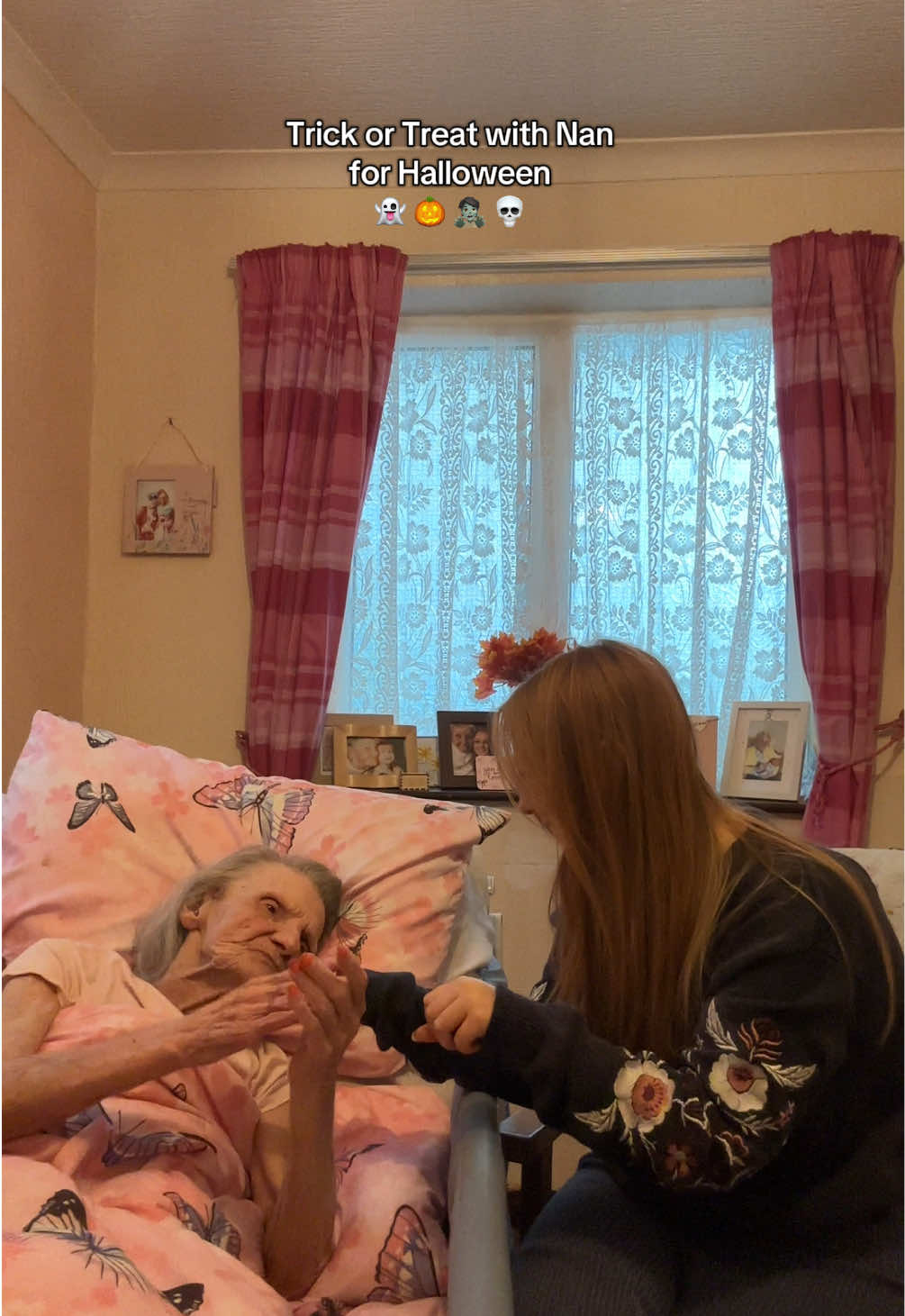 Trick or Treat with Nan for Halloween 👻  Halloween looks a little different for us now, but doesn’t mean that we can’t still have fun & adapt old activities into new ones! ✨ ••••• #dementia #dementiaactivities #dementiacare #alzheimersawareness #alzheimerscaregiver 