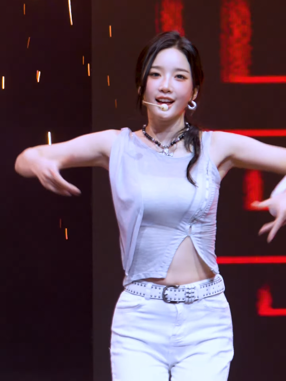 Yooyeon #tripleS #트리플에스 #yooyeon #kimyooyeon #triplesarmpit 