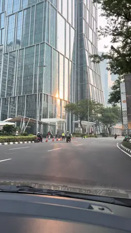 Lumayan buat prank temenmu, biar dikira lagi jalan jalan padahal mah dirumah 😂 📍SCBD, Jakarta #videomentahan #citylights #scbd #sudirman #jakartaselatan 