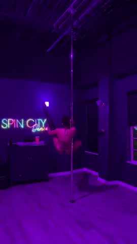 I’m really proud of this teddy even for a moment bc im training my strong hold grip in my shoulder. #poledance #poledancer #spinpole #midnightballerina #aerial 