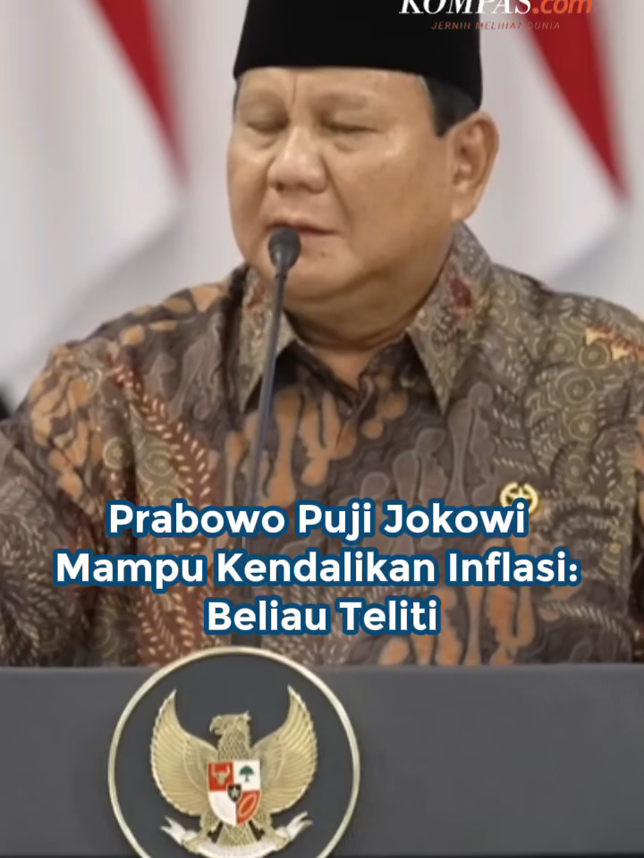 Presiden RI Prabowo Subianto menyebutkan, tingkat pertumbuhan Indonesia masih tetap tinggi dibandingkan seluruh dunia.  Hal tersebut disampaikan Prabowo saat memberikan pengantar Sidang Kabinet dalam rangka satu tahun Prabowo-Gibran di Istana, Jakarta, Senin (20/10/2025). Lalu, Prabowo menyinggung bahwa dirinya belajar mengendalikan inflasi dari Presiden ke-7 RI Joko Widodo (Jokowi). Prabowo menyebut, Jokowi bisa mengendalikan inflasi karena pernah menjabat Wali Kota Solo. Penulis: Adhyasta Dirgantara, Robertus Belarminus Kreatif: Safira Nurulita Produser: Reza Kurnia Darmawan ' #Jokowi #Prabowo #Indonesia #Ekonomi ##cut