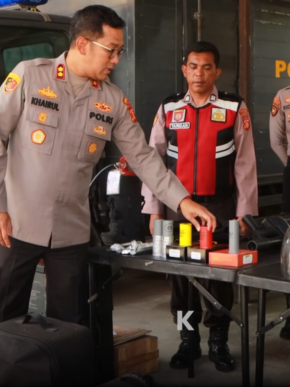 Kapolres Kukar Cek Kesiapan Peralatan dan Kendaraan Samapta, Pastikan Personel Siap Hadapi Tugas Lapangan Kukar – Dalam rangka memastikan kesiapan personel dan sarana prasarana pendukung tugas kepolisian, Kapolres Kutai Kartanegara AKBP Khairul Basyar melakukan pengecekan peralatan dan kendaraan dinas Satuan Samapta di halaman Mapolres Kutai Kartanegara, Jumat (17/10/2025). Pengecekan tersebut turut diikuti Wakapolres Kutai Kartanegara Kompol M Aldy Harjasatya, para Pejabat Utama (PJU) Polres, serta seluruh personel Sat Samapta. Dalam kegiatan itu, Kapolres secara langsung memeriksa kondisi kendaraan dinas roda dua dan roda empat, perlengkapan anti huru-hara, tameng, helm, tongkat, hingga alat pendukung pengamanan lainnya. Ia juga menekankan pentingnya kesiapan personel dalam menghadapi berbagai situasi, baik kegiatan rutin kepolisian maupun penanganan kontinjensi di lapangan. “Peralatan dan kendaraan operasional harus selalu dalam kondisi siap pakai. Ini adalah bentuk tanggung jawab kita dalam memberikan pelayanan terbaik kepada masyarakat,” ujar AKBP Khairul Basyar. Lebih lanjut, Kapolres mengingatkan agar setiap anggota rutin melakukan pengecekan dan pemeliharaan peralatan yang digunakan agar tetap berfungsi optimal. Ia juga menekankan pentingnya disiplin, kekompakan, serta tanggap terhadap setiap potensi gangguan kamtibmas di wilayah Kutai Kartanegara. Kegiatan pengecekan ini sekaligus menjadi momentum untuk memperkuat kesiapsiagaan satuan Samapta sebagai garda terdepan dalam menjaga keamanan, ketertiban, dan pelayanan kepada masyarakat. . . @poldakaltim @divisihumaspolri @spripim.kaltim @38setia_akpol2006 #PolresKukar #PoldaKaltim #PolriPresisi #PolriUntukMasyarakat 
