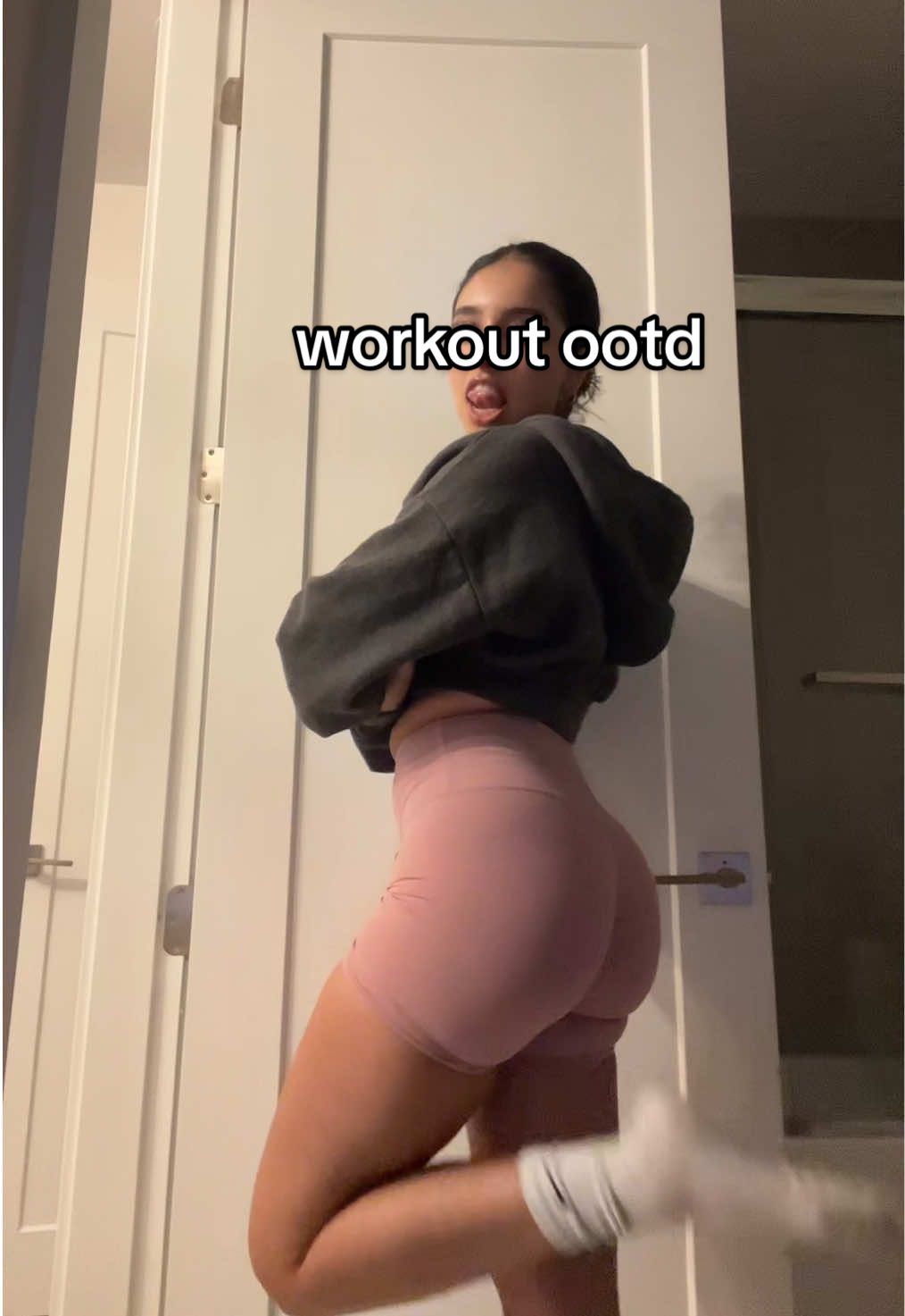 sometimes I workout and just listen to this song over and over and over  #OOTD #workoutset #gyminspo #fypシ゚ #creatorsearchinsights 