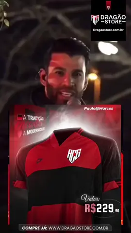 🔥🐉 NOVA CAMISA DO DRAGÃO — TRADIÇÃO COM DNA MODERNO! 🔥🐉 Torcida rubro-negra, o novo manto do Atlético Goianiense tá simplesmente SURREAL! 😍 A Dragão Premium, nossa marca própria, lançou oficialmente a quarta camisa 2025-2026, e ela veio pra honrar a história do clube e incendiar o coração de todo atleticano! ❤️🖤 O design traz de volta as listras horizontais rubro-negras, um verdadeiro clássico do Dragão, agora com um toque moderno e cheio de detalhes que arrepiam! 💪🔥 A gola em V vermelha, a nuca preta com frisos vermelhos e as mangas com elementos em relevo contam nossa história — tem o monograma, escudos antigos e até o ano de fundação do clube! 🏆 Na frente, o escudo do Atlético brilha no peito esquerdo, o logo da Dragão Premium vem discreto e elegante do outro lado, e nas costas a numeração em branco dá aquele contraste perfeito. 😎 E pra fechar com chave de ouro, lá na nuca vem o monograma retrô com a frase “O Clube de Todos” — porque o Dragão é de todo mundo, é do povo, é de quem acredita até o fim! 🙌🐉 O selo na parte inferior do manto traz o lema que define tudo: “A tradição encontra a modernidade.” É o passado glorioso do Dragão se unindo ao presente vitorioso. 🐲🔥 🛒 O novo uniforme já está à venda na loja física do Accioly e também na loja online oficial do clube — o novo e-commerce do Dragão já tá no ar e bombando! 💻💥 👉 Acesse: atleticogoianiense.com.br 💰 O preço oficial é de R$ 229,90, mas corre, porque em vários tamanhos já aparece esgotado! A procura tá gigante, e não é pra menos — essa camisa tá LINDA demais! 😍🔥 Essa é mais que uma camisa. É história, tradição e amor pelo Dragão! Vista com orgulho o nosso manto e mostre pra todo mundo que o coração atleticano bate mais forte! ❤️🖤 🐉 Garanta já o seu e vista o orgulho de ser Dragão! 🔥 📍 Disponível na Dragão Store (Estádio Antônio Accioly e online). ⚡ Produto oficial Dragão Premium – edição 2025/2026. ✍️ Texto: Paulo Marcos Dragolino 🐲 #DragãoPremium #AtléticoGoianiense #MantoDoDragão #RubroNegro #OrgulhoDeSerDragão 