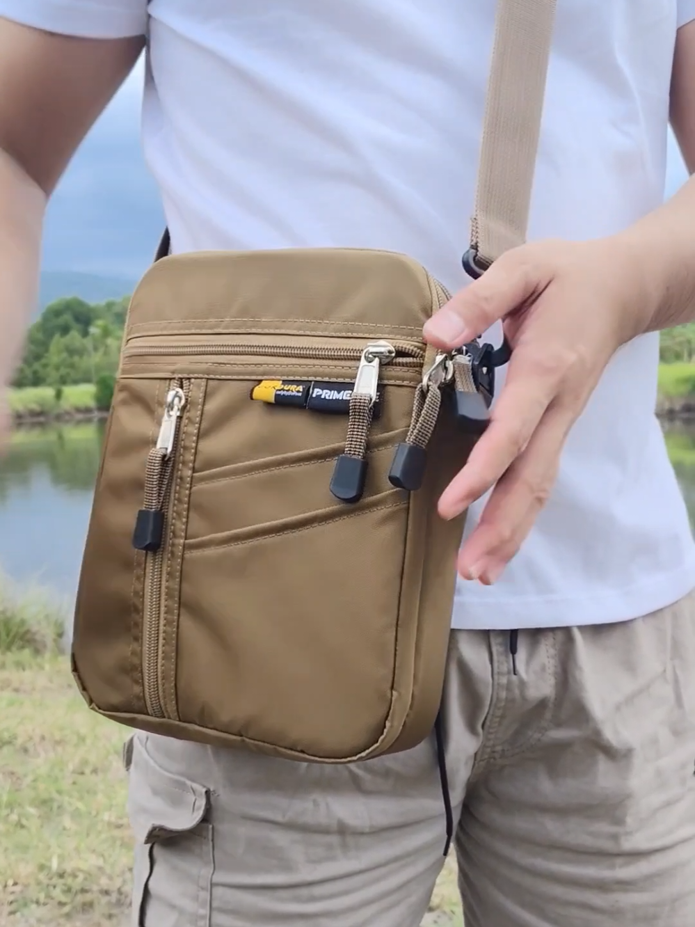 Matibay, maraming compartment pocket at zipper, lakas maka porma na sling bag. Minimalist design. #corduraslingbag #slingbag #slingbagformen #bagformen #foryoupage 