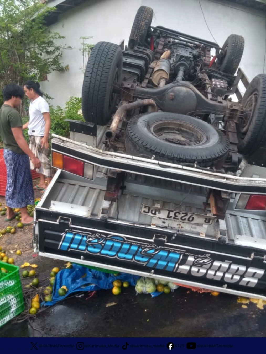 KARIMATAMEDIA 07.44 Pak Rofiqi Alwi, Pamekasan mengabarkan kecelakaan mobil pick up mengangkut jeruk di Larangan Badung Kecamatan Palengaan Pamekasan, Selasa (21/10/2025) Pagi. Kejadian ini terjadi sekitar pukul 04.00 WIB. Namun, hingga pukul 06.30 WIB mobil belum di evakuasi. Informasi kecelakaan ini sudah diteruskan ke IPDA Slamet Riyadi S. H. M. H. Kanit Gakkum Satlantas Polres Pamekasan. Petugas masih akan melakukan pengecekan ke TKP. (Mel)