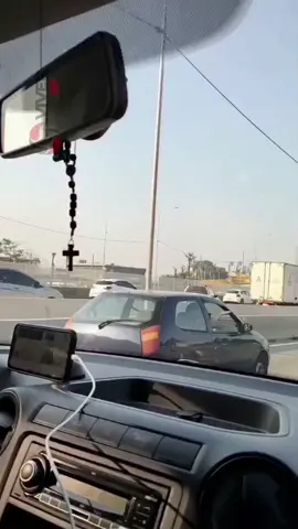 Como é bom ver pessoas comemorando a vitória do outro 🙏🙌 Um exemplo de força, fé e esperança! Carla Dias, moradora de Atibaia (SP), celebrou com muita emoção sua última sessão de quimioterapia. Durante o trajeto de volta do hospital, ela escreveu no carro pedindo que as pessoas buzinassem em apoio e o resultado foi uma onda de empatia e amor💗 “Cada buzinada, cada aceno, me fez acreditar ainda mais: o ser humano tem salvação”, disse ela. Agora, Carla se prepara para a próxima etapa com coragem e confiança: “Batalha vencida, mas a guerra continua. E eu vou vencer, se Deus quiser.” 🙏💪 @carladiaspudim 🩷 #OutubroRosa #ForçaQueInspira #AmorQueCura #EsperançaSempre 