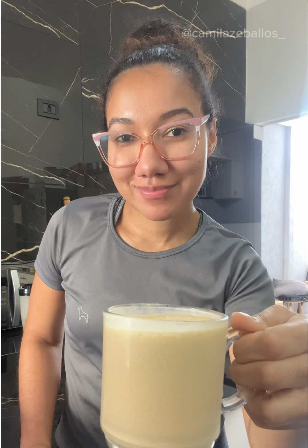 Shake de café com banana🤎 Ingredientes: Metade de uma banana congelada +/- 300ml de leite  1 scoop do SUPERCAFÉ da @Desinchá (usei o sabor Caramelo e Flor de Sal) cupom 🏷️CAZEBALLOS Meia colher pequena de café solúvel (opcional) #desincha #desincoffee #receita #receitas #receitafacil 