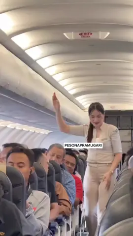 Pramugari cantik sedang cek jumlah penumpang!! #pramugarisuperairjet #superairjet #pramugaricantik 