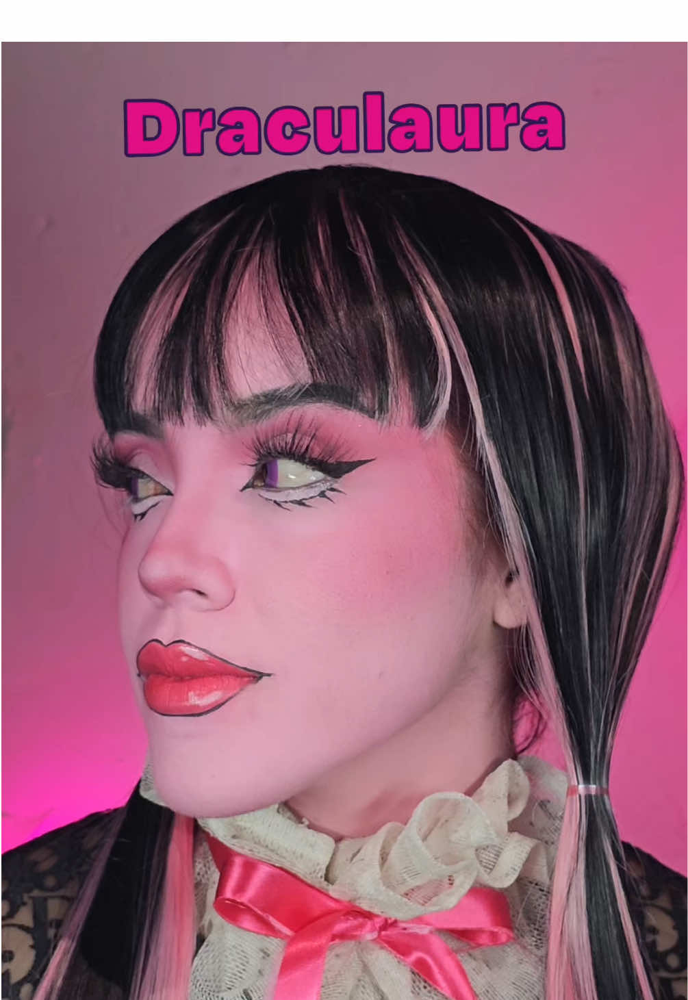 💋 Ya tienen su disfraz o todavía andan buscando pretexto para maquillarse? 😏 Este look de Draculaura por  @Kenia Beauty💋 está demasiado cute para dejarlo pasar 💄🦇   #HalloweenMakeup #MonsterHighVibes #DraculauraLook #SpookySeason #LACOLORSMexico     