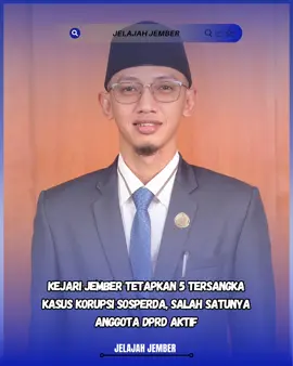 Kejaksaan negeri jember menetapkan lima orang sebagai tersangka dalam kasus dugaan korupsi kegiatan sosialisasi peraturan daerah (Sosperda) di DPRD Jember tahun anggaran 2023. Salah satu dari lima tersangka itu adalah seorang anggota DPRD aktif. Penetapan lima tersangka kasus dugaan korupsi sosperda ini diumumkan dalam press conference Senin (20/10/2025) malam. Kepala Kejari (Kajari) Jember Ichwan Efendi menyebut, keputusan tersebut diambil setelah tim jaksa penyidik melakukan gelar perkara dan sepakat meningkatkan status penanganan dari penyidikan umum menjadi penyidikan khusus. “Janji saya waktu itu akan tuntas sampai penetapan tersangka di akhir tahun, tapi alhamdulillah Oktober ini sudah naik status,” ujarnya. Kelima tersangka masing-masing berinisial DDS, YQ, A, RAR, dan SR. Salah satunya diketahui merupakan anggota DPRD Jember aktif. Meski begitu, Ichwan belum mengungkap secara rinci peran maupun keterlibatan masing-masing tersangka #kejari #dprd #korupsi #jembertiktok #jember 