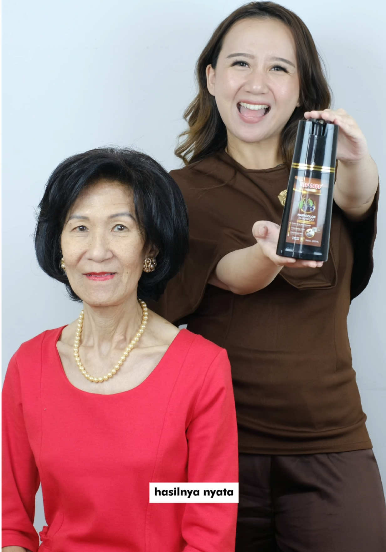 TOP LADY PREMIUM HAIR COLOR SHAMPOO, Shampoo uban dengan ARGAN OIL dan KERATIN dalam kemasan botol pump, tersedia dalam 4 varian warna: NATURAL BLACK, DARK BROWN, CHESTNUT BROWN, dan BURGUNDY. #shampoouban #shampooubanviral #shampooubancoklat #shampooubanhalal #shampoosemir 