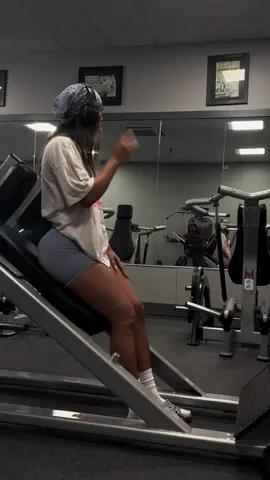 First time hack squatting in months, so stayed at a minimal weight. We rocking with it til end of 2025. see what kinda progress we can make 🫡  #GymTok #Fitness #squats #sticktotheplan 