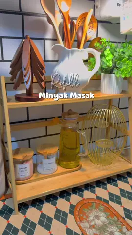 Refill minyak masak✨ Bekas minyak cantik beli sini: @Fitrianihassan🌼  #refill  #refillday #kitchenorganization #dapursederhana #beranda 