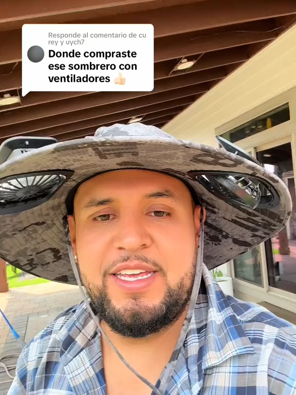 El sombrero con ventiladores que se cargan con energia solar