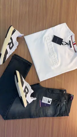 Look masculino cheio de estilo e personalidade! 💥 Camiseta branca de grife, calça jeans skinny e o tênis RSV R360 completam a combinação perfeita entre conforto e elegância casual. 👕👖👟 #EstiloMasculino #LookDoDia #modamasculina 