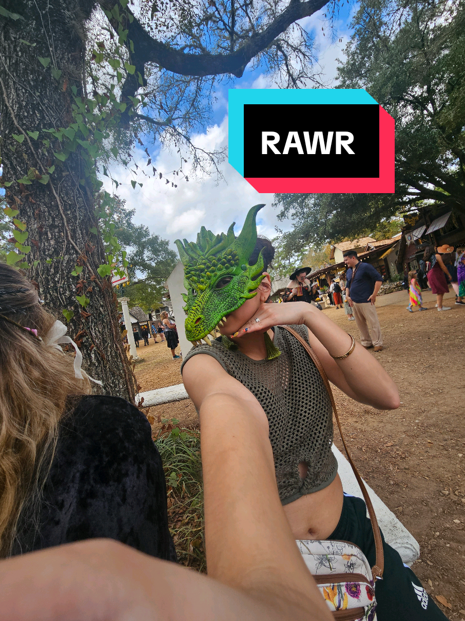 It's the small shows that make me giggle sometimes  😆  @Anais y Jolie @Texas Renaissance Festival 