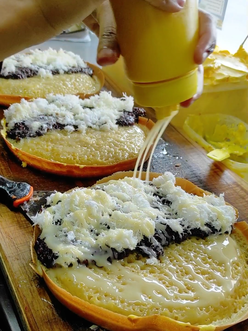 Ketan kelapa memang legit, tapi kalo adonannya menul menul gini mau ditoppingngin apapun tetep maknyuss lohh🤤🤤🤤 #martabak #martabakketanhitam #martabakmanis #terangbulan #CapCut 