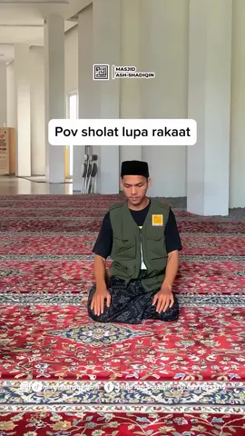 “Eh, tadi udah rakaat ke tiga atau ke empat ya?” 😅 Kalau kamu pernah ngalamin ini saat shalat, berarti kamu wajib tahu apa itu sujud sahwi! 👇 Dua kali sujud di akhir shalat ini bisa menyempurnakan kekhilafan kecil kita. Rasulullah ﷺ pun pernah lupa rakaat dan mengajarkan cara memperbaikinya. Yuk pelajari bersama, biar shalat kita makin sempurna dan diterima Allah 🤲 #MasjidAshShadiqin #SujudSahwi #ReelsDakwah #BelajarShalat 
