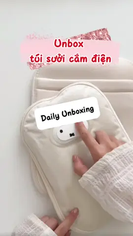 Em túi sưởi cắm điện mini đáng yêu hết phần thiên hạ 😍 Màu xinh, sạc nhanh, cầm vừa tay – ấm cả người lẫn mood 💕 #tuisuoicamdien #tuisuoimini #tuisuoi #tuisuoiam #tuislyUnbox #unboxvietnam #unboxmoingay #unboxing 