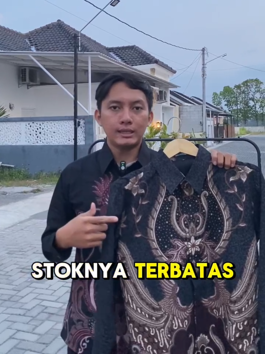 Motif yang gak pasaran, karena setiap helai batik ini dirancang untuk tampil beda. Eksklusif, berkarakter, dan dibuat dengan detail tingkat tingg khusus untuk pria yang menghargai seni dan keanggunan. ✨ Jangan tunggu sampai stoknya habis. Klik sekarang dan miliki batik eksklusifmu hari ini. #batiksultanbengawan #batikpremium #ekslusif #batikpria #fashionpria 