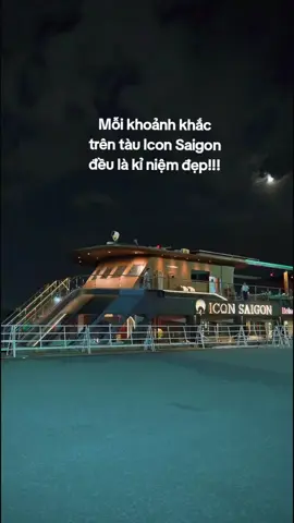 Không gian thưởng thức ẩm thực sang trọng và đẹp mắt, nơi hương vị Quảng Đông đương đại được nâng tầm trong ánh đèn vàng ấm và view thành phố lộng lẫy từ giữa sông Sài Gòn  #antoitrenduthuyensaigon  #taunhahangtrensong  #Iconsaigon #duthuyen  #amthucdemsaigon   