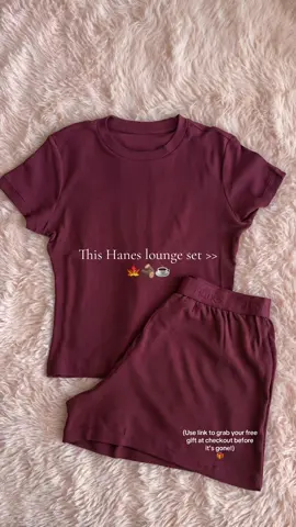 They’re giving away a free gift with every purchase before the sale ends! #hanes #loungewear #pajamas #pj #loungeset 