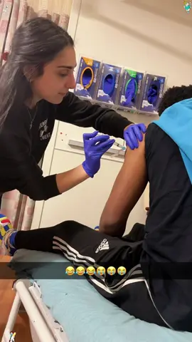 Humans are afraid of injections.😇😋🤓 #injectingshot #jumpscare #scaream #scare #fails 