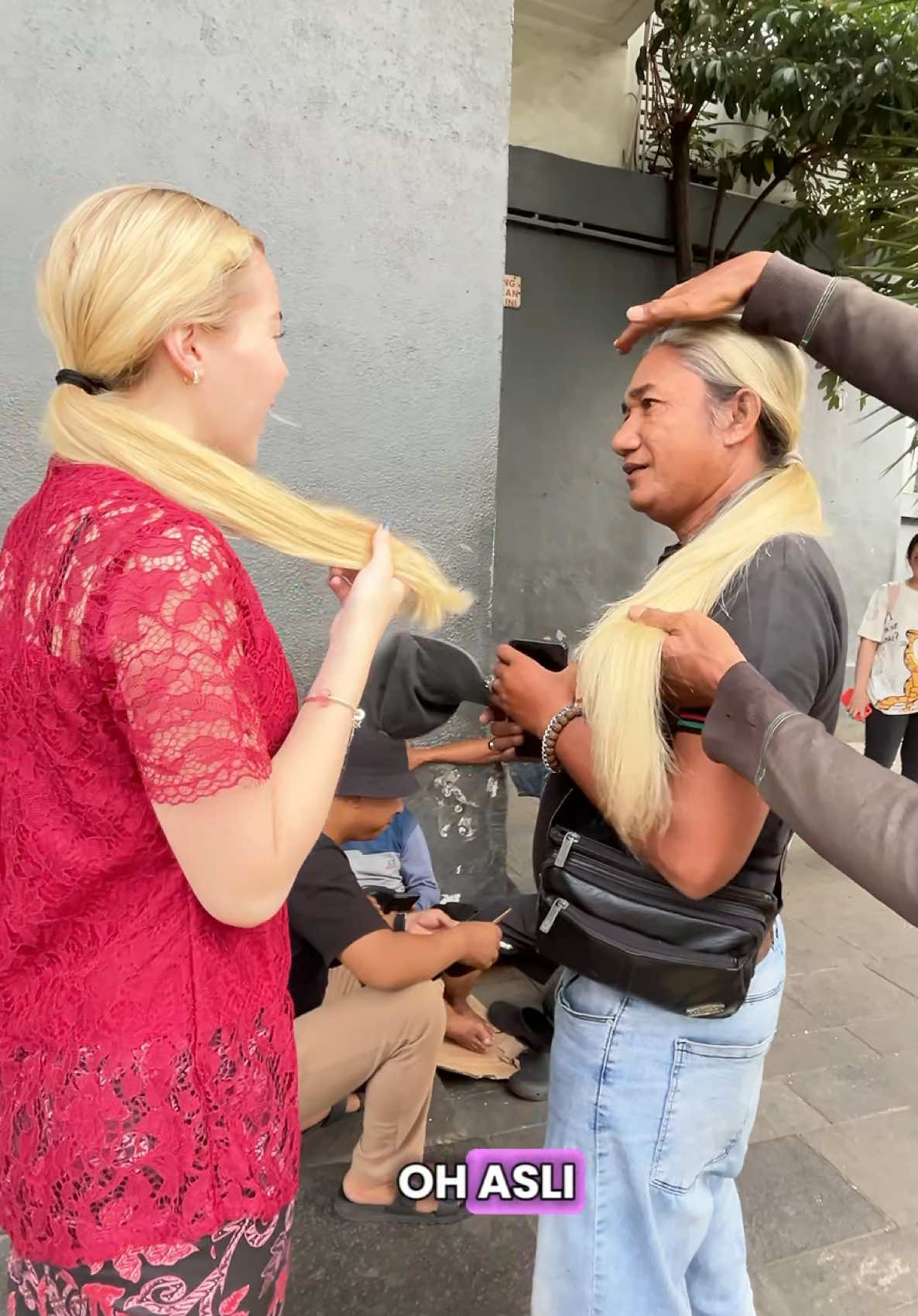 kami twins🤣🤭 #fyp #bule #indonesia #kotatua #rambut 