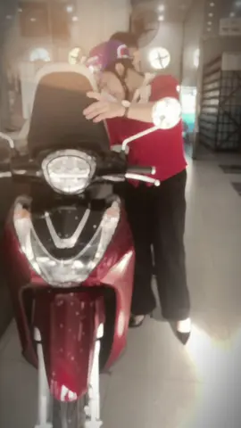 sh mode cao cấp đỏ ra về với khách xinh đẹp #XeMayHungThinh #BaoDuongXeMay #hondachinhhang 