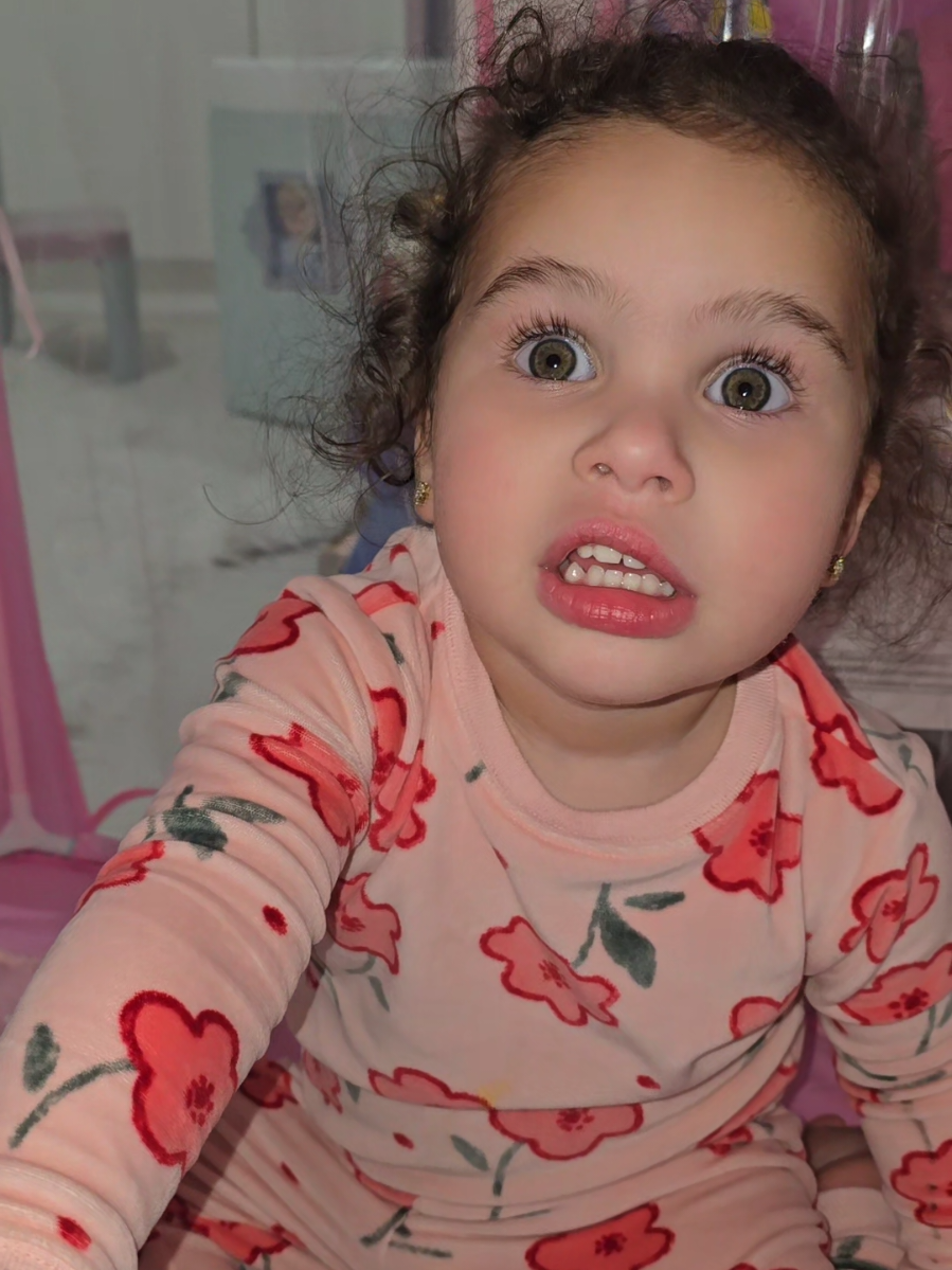 Jugando a las casitas con mi hija, horitan me verán pintado. maquillado, y no se cuantas cosas más ajajaja