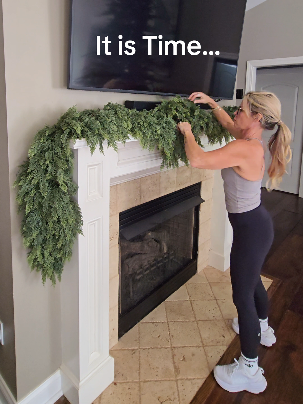 Just getting started... And i always change it a million times before I leave it alone. 🤍 #Christmasdecorations #christmastree #christmasspirit 