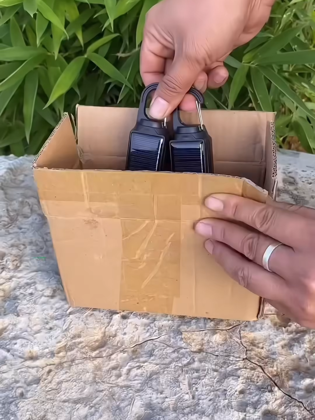 Bóng đèn năng lượng mặt trời - nhỏ gọn - tiết kiệm - siêu tiện dụng