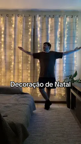 Decoração de Natal com cortina de luz 🎄🎅🏻 #decoracaodenatal #natal #iluminacaodecorativa 